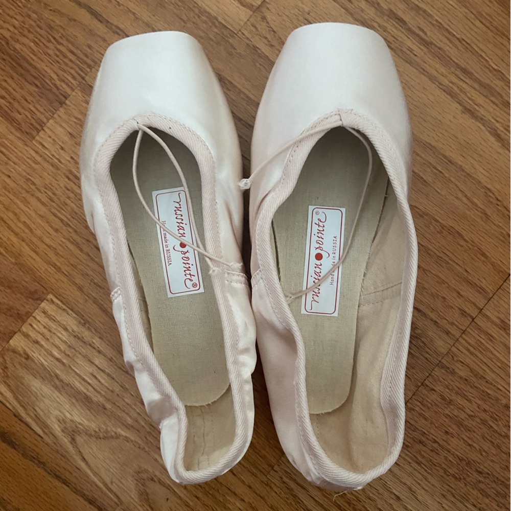 Russian Pointe Rubin Size 39 width 5 vamp 2 flexible medium shank Pointe Shoes